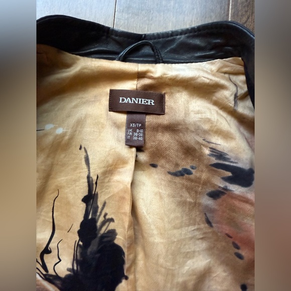 Danier Genuine Leather Black Button up Jacket XSmall - Picture 7 of 9